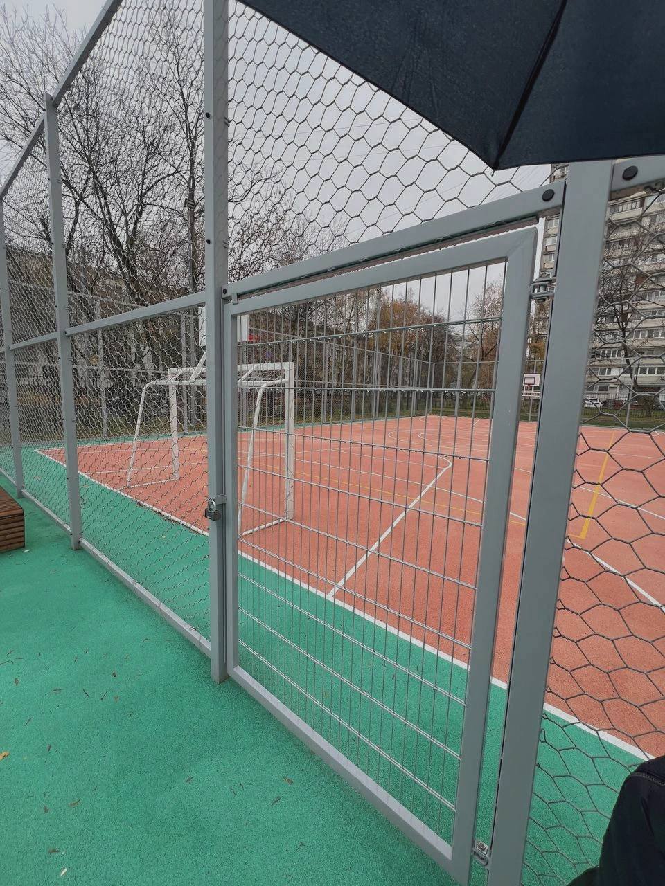 Калитка и секции металлического ограждения спортивной площадки